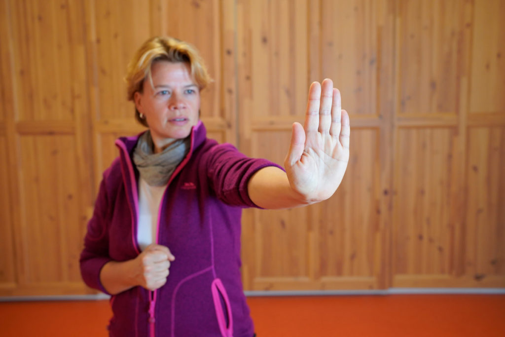 Wendo | Abb.: Eine Frau macht mit ihrer Hand eine Stopp-Geste.